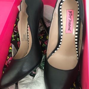 Betsey Johnson classic black pump